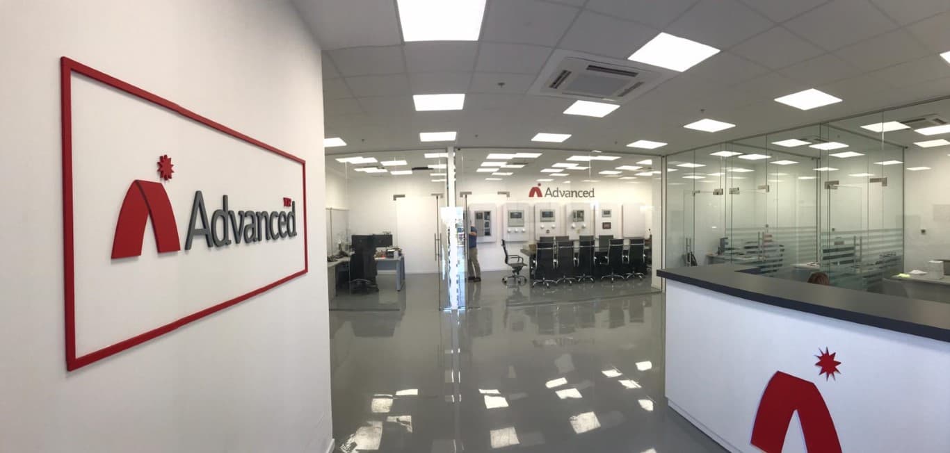 מרכז ההפצה של YR Advanced בראשון לציון — חדר הדגמה עם מערכות פעילות